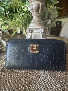 MCM Black Croc-Embossed Wallet w/ Gold Logo Plate Excellent Preloved Condition